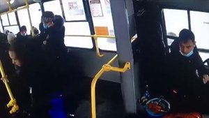 В Красноярске кондуктор пинками выгнала из автобуса пенсионерку без маски, хотя тоже была без неё