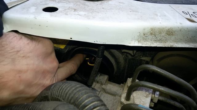 Как заменить лампу левого переднего габарита Шеви-нива смотреть онлайн