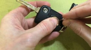 Меняем батарейку в ключе Фольксваген Тигуан 2 поколения (mk2)
