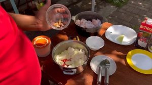 Индус готовит на русской даче ресторанный рецепт курицы по-восточному. Афгани Чикен