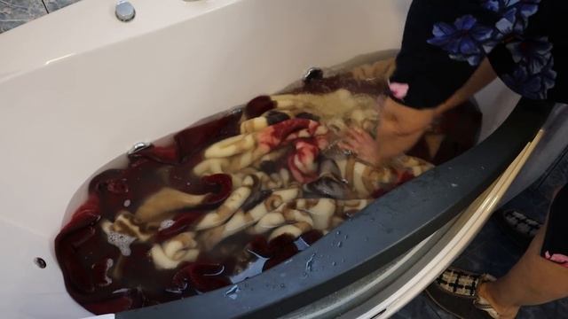 Большой плед, который не уместить в стиральную машину стираю ногами. И никакая прачечная не нужна смотреть онлайн