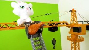 Ремонт машинок у Саши: кошка так баловалась, что пожарная машина сломалась! Развивающие видео