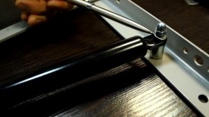 Установка газовой пружины газлифта, вытекло масло, брак, не закрывается