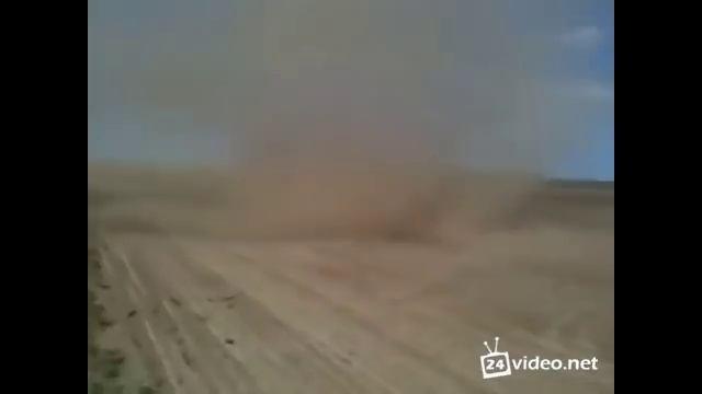 Мужик с разбега прыгнул в песчаное торнадо смотреть онлайн