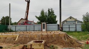 Бетонирование фундамента с помощью бетононасоса... брата, друга и сына