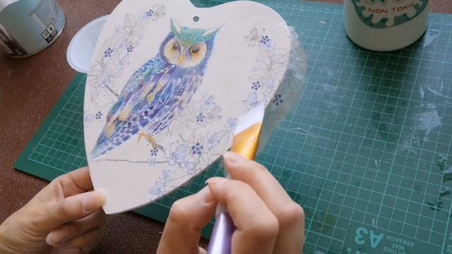How to decoupage wooden hearts