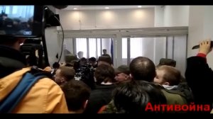 «АНТИВОЙНА» ПРИШЛА ПОДДЕРЖАТЬ САВЧЕНКО В КИЕВСКИЙ СУД