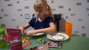 Эксперимент с конфетами Skittles и M&Ms | Радуга из скителс