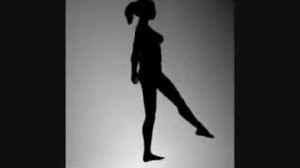 В какую сторону вращается девушка?