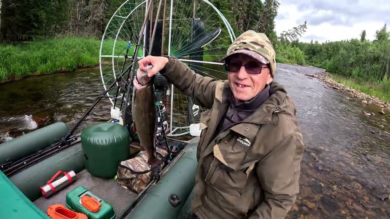 Ловим огромных хариусов на секретной реке. Экстрим на аэролодке Хариус. Порвали броню.