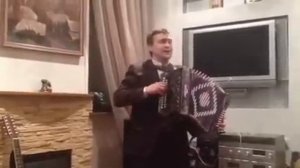 На гармони играет Александр Платонов