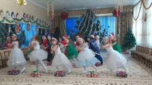 Танец вход на новый год 2020-2021 (средняя группа)