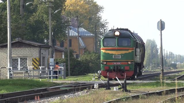Тепловоз М62-1039 на ст. Добеле / M62-1039 at Dobele station смотреть онлайн