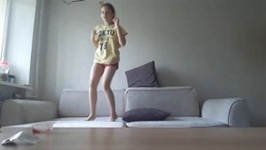 учу делать сальто на кровати 1часть.