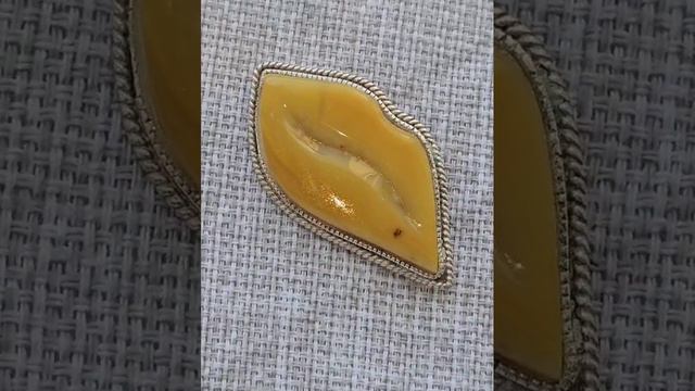 Брошь с янтарем
