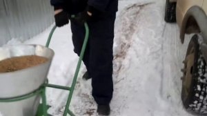 ручной пескоразбрасыватель