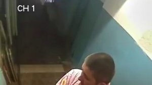 Сосед разбивает камеру видеонаблюдения молотком