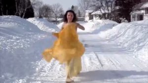 Зажигательный восточный танец на белом снегу