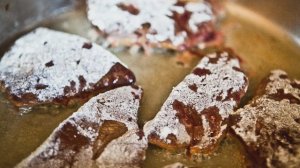Печень с луком и сметаной