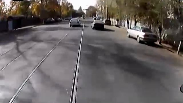 Алматы. Парковка под запрещающими знаками. Камри обгоняет трамвай. Парковка елочкой 20141020 1404 смотреть онлайн