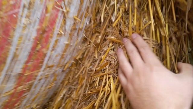 Как хранится солома и сено под укрывным флисом от Ланитэкс, а также особенности монтажа с покрышкам