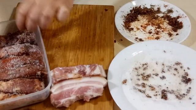 Солим сало. Грудинка в специях. Подсушенная, напоминает по вкусу сыровяленую колбасу.