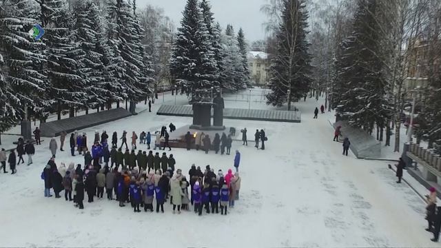 Лидеры молодёжных организаций провели патриотический флешмоб у Вечного огня в Сыктывкаре.
Лидеры мол