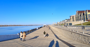 Субботняя весенняя прогулка по Нижне-Волжской набережной. Река поднялась. Нижний Новгород.