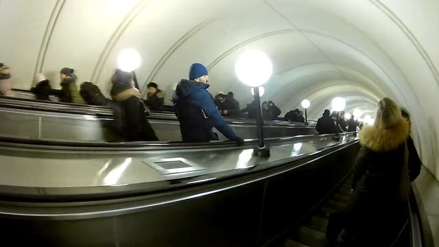 Вниз на эскалаторе
