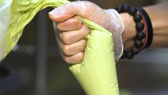 Making White Chocolate-Stuffed Matcha Cream Puffs at NYC’s Bibble & Sip - The Process смотреть онлайн
