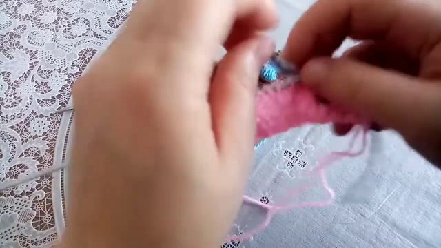 Вяжем спицами разноцветные шишечки на изнаночной глади. смотреть онлайн