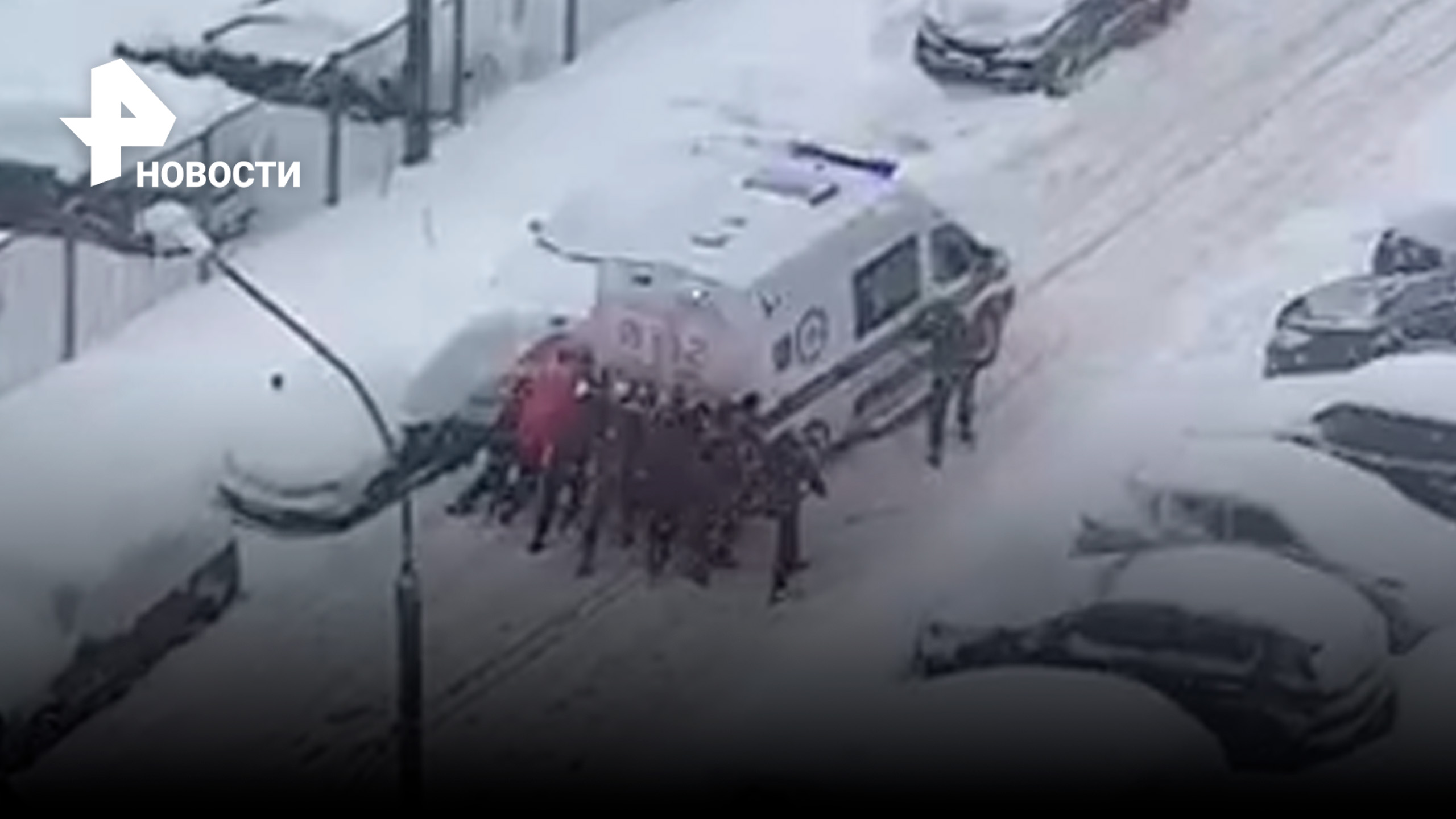 "Скорая" застряла в снегу: москвичи толкают машины, чтобы медики смогли проехать к пациентам