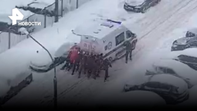 Машина застряла в снегу Машина застряла в снегу