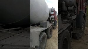 Заливка бетона с миксера туфелькой.Подготовка для вязки каркаса и установки опалубки.