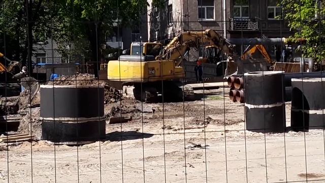 Экскаватор работает у дороги смотреть онлайн