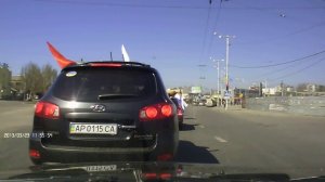 Майданутые бросают молотки в авто с российским флагом (YT:nFt9gC0ujYw)