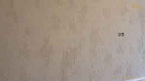 Декоративный орнамент на штукатурке с помощью трафарета