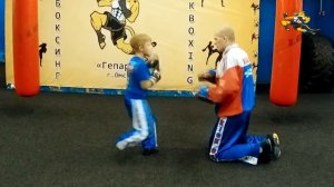 Тренировки по кикбоксингу. Работа на лапах.