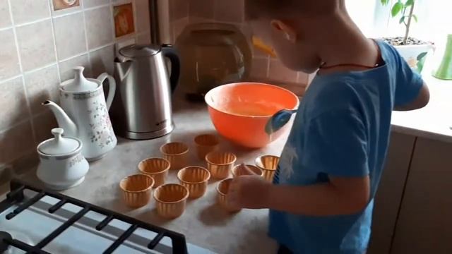 Юный повар снова помогает маме! Что они делают на этот раз? Смотри скорее! смотреть онлайн