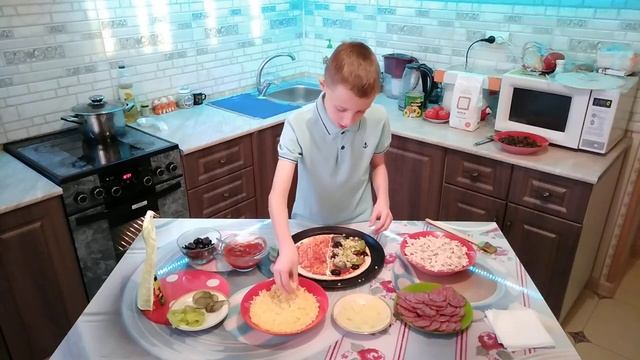 Как приготовить пиццу два в одном, пепперони и курица с ананасом.