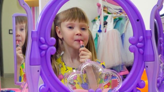 Настя играет в челлендж съедобное как шоколад и настоящее