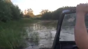 самодельный гусеничный вездеход по болоту