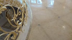 Укладка золотой мозаики.