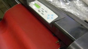 Заправка пленки в режущий плоттер 1360H. http://frezeru.ru