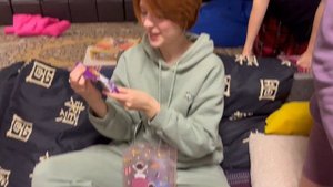 VLOG НОЧЁВКА С ПОДРУГАМИ | дарим друг другу подарки по цветам, весеннее настроение