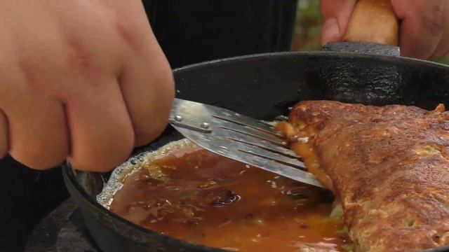 Рулет - Омлет с овощами, в чугунной сковороде, на живом огне. смотреть онлайн