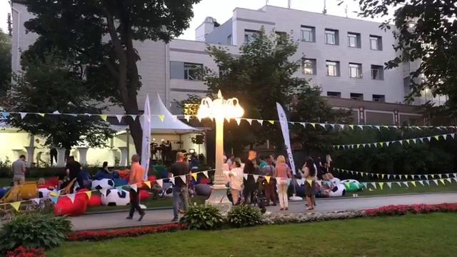 Сад "Эрмитаж", Москва, 12 июля 2018 год, народ отдыхает...поёт и гуляет))). Видео - 2 смотреть онлайн