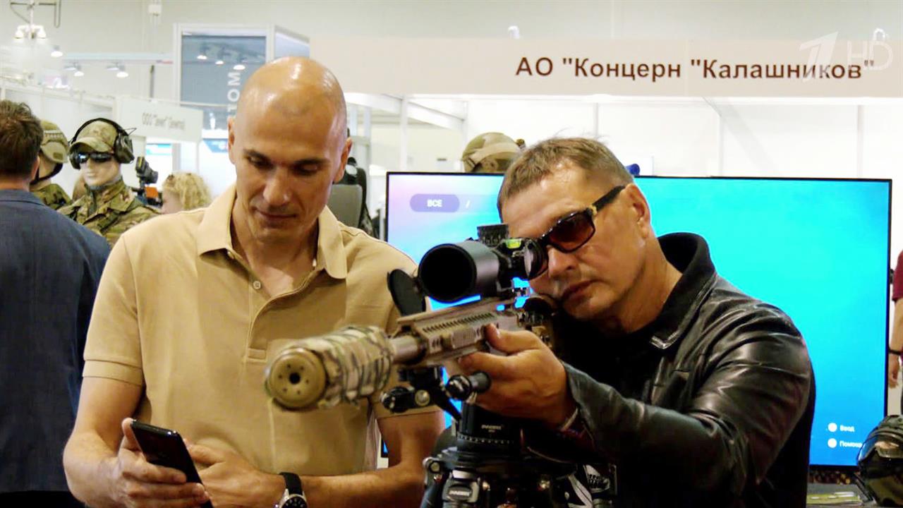 На выставке Росгвардии в "Экспоцентре" представлены новейшие образцы российского вооружения