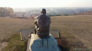 Памятник В.М. Шукшину на горе Пикет у с.Сростки.