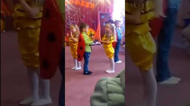 Прикольный танец зелёного Жука смотреть онлайн